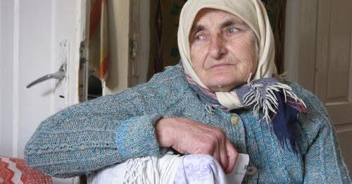 Djali dhe nusja e tij e dëbuan nënën e vjetër në rrugë në akull. Para se të vdiste, ajo ia doli të bëjë që ata të pendoheshin deri në fund të jetës së tyre.