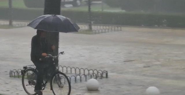 Parashikimi për reshje intensive, jepet PARALAJMËRIMI i fortë/ Ministria e Mbrojtjes kërkon të merren masat