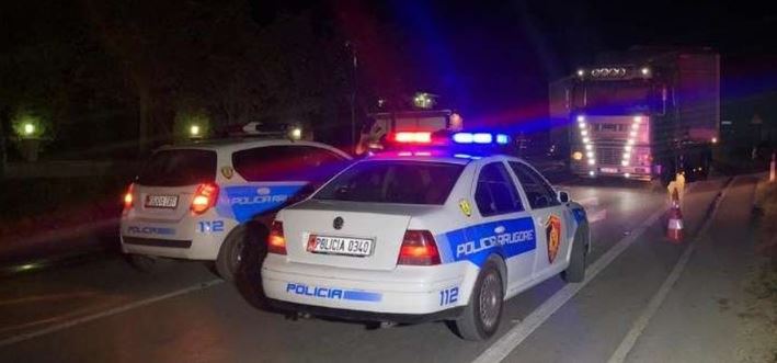 Aksident tragjik në vend/ Furgoni humb kontrollin dhe përmbyset, ka të vdekur