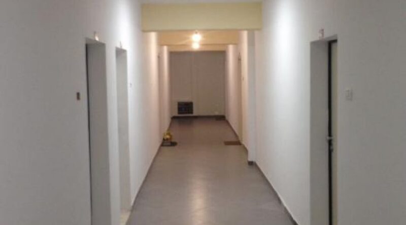 Rënkonte dhe ulërinte GJATË SEKSIT, banorët e pallatit në Tiranë i lënë shënimin epik tek dera gruas