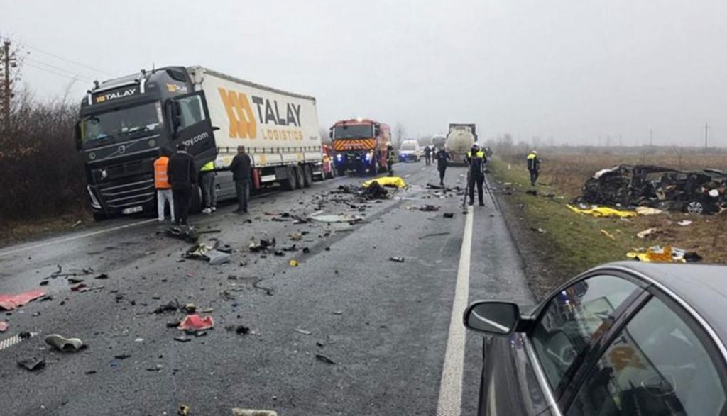 Aksidentohet furgoni me tifozë, 7 të vdekur, disa të tjerë të plagosur