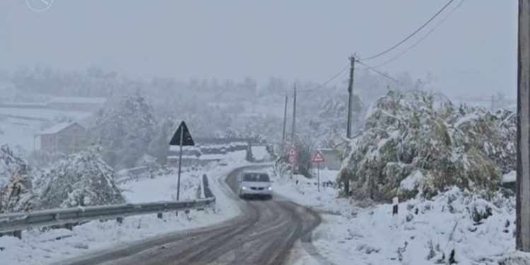 Acari “pushton” Shqipërinë/ Reshje në të gjithë vendin, ja zonat ku do të bjerë dëborë…