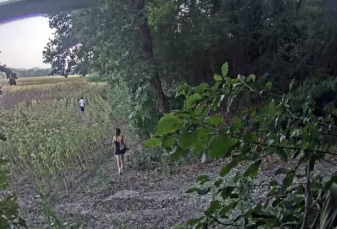 Djali shqiptar shkonte me 22-vjeçaren në një livadh, banori i zonës në Itali i përgjon dhe iu bën gjëmën