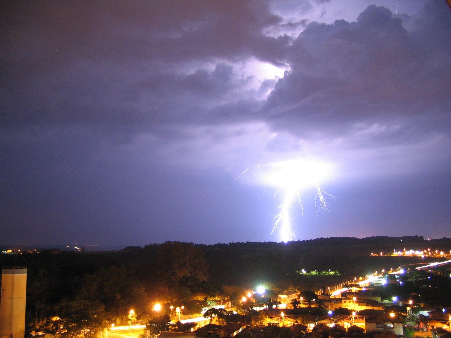 Moti i keq ben kerdine, rrufeja godet mes te njerezve, te pakten 30 te pl*gosur, 8 persona… (VIDEO)