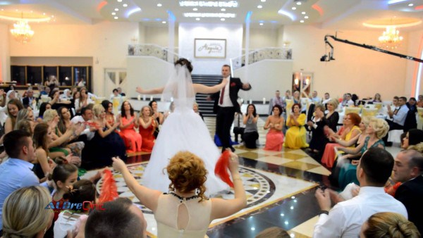 Burri ndahet nga gruaja në mes të dasmës, arsyeja e tij ka prekur dhe shokuar të gjithë (Video)