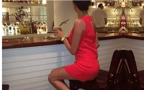 Durrsaku i kërkon shokut të kujdeset për gruan e tij pasi iku në emigrim, ai i bën të paimagjinueshmen