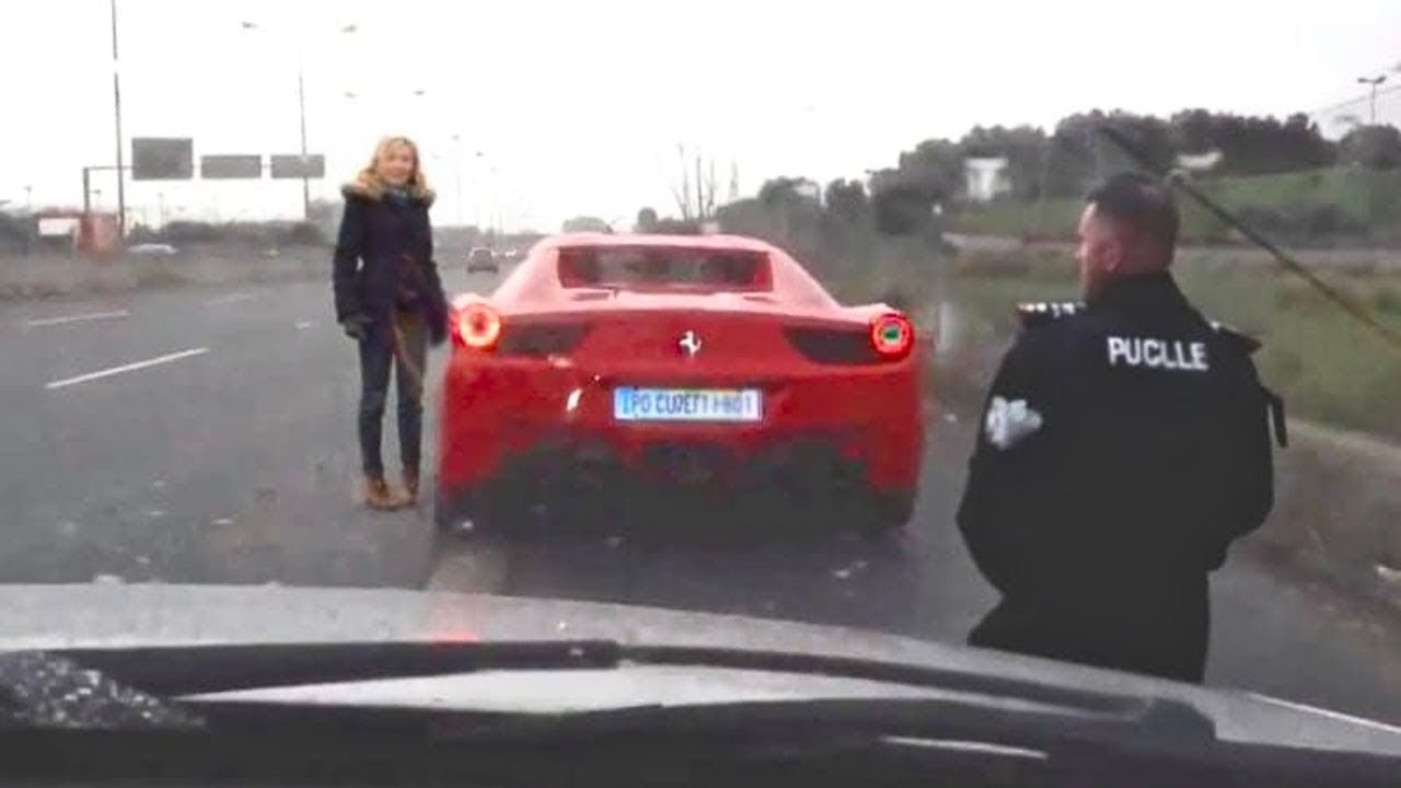 Policia urdhëron gruan të hapë bagazhin – Nuk e ka idenë se ajo po filmon pas shpine të tij…