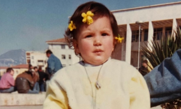 Kjo vogëlushe sot është një prej femrave më të bukura shqiptare. E njihni dot?