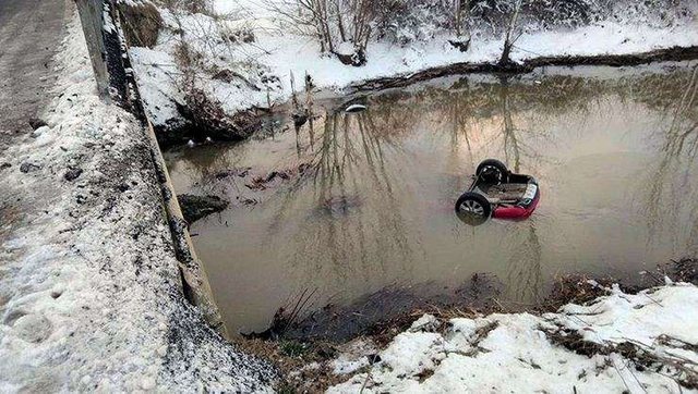 Makina bie në një përrua në Klos, një 30-vjeçar i humbur. Dyshime për disa persona të …