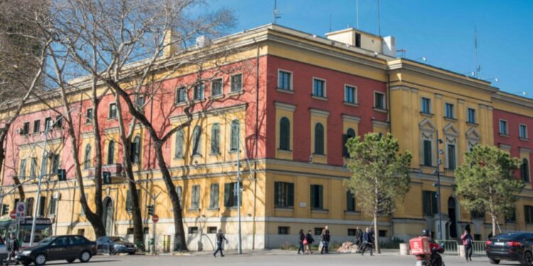 Sherr i fuqishem tek Ministria e madhe, nuk e merrni me mend kush u perplas rende me…