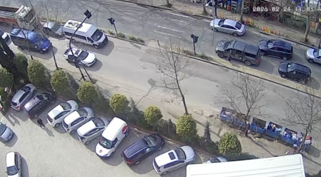 Dalin PAMJET nga momenti kur 7-vjeçari që po lypte përplaset nga makina teksa përpiqej të merrte paratë në tokë