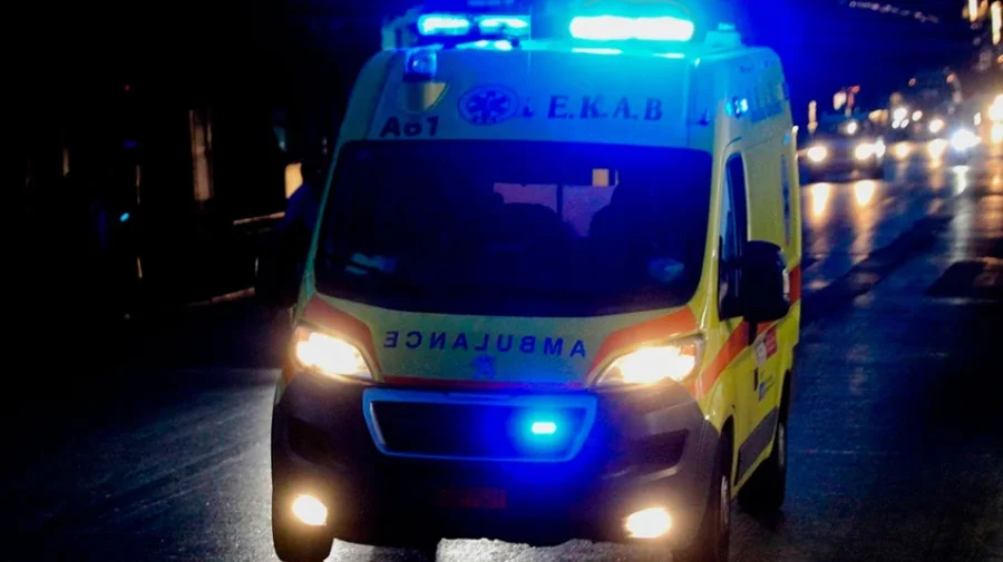 E reja shtyp me makinë mamanë e saj, tr*pi i 71-vjeçares ngec mes derës së automjetit dhe një peme