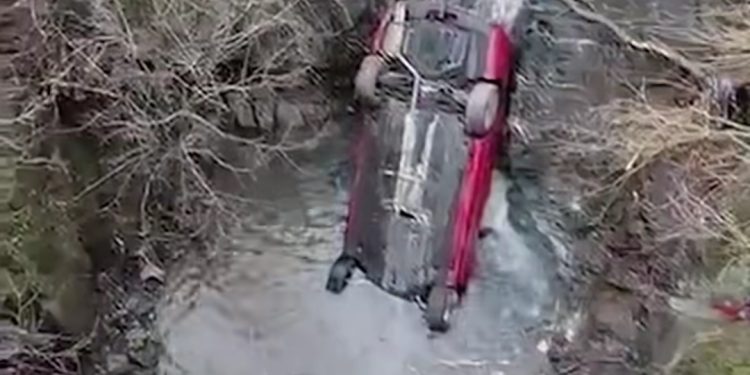 VIDEO/ Aksident i frikshëm! Makina bie në humnerë në qytetin…