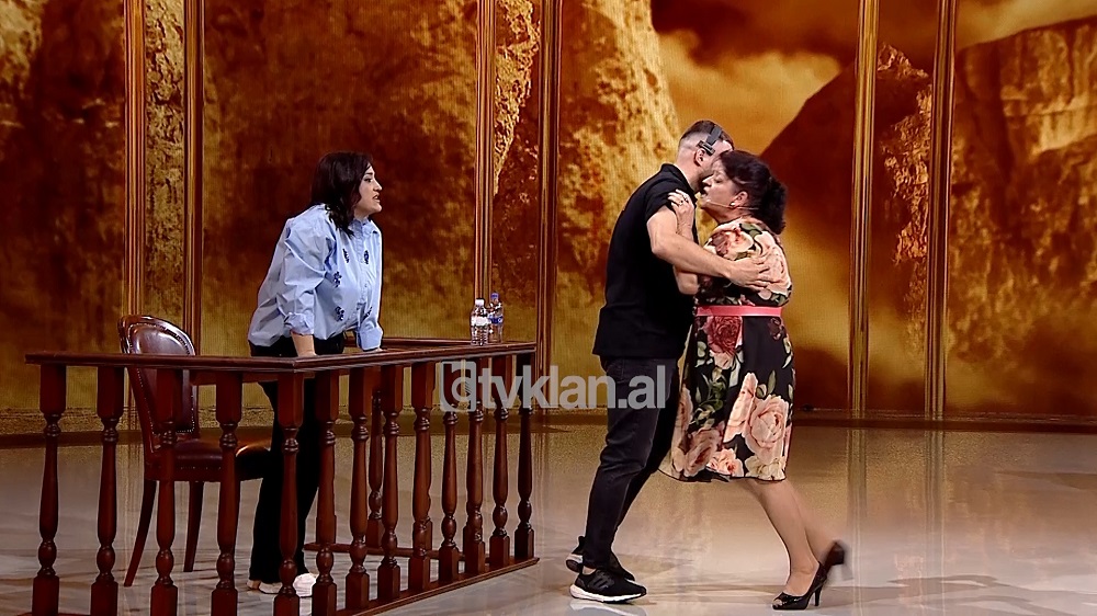 Je 60 vjeçe dhe më sjell dashnoret ne shtepi, djali tr*ndit mamanë: Me thonë djali i k*rvës