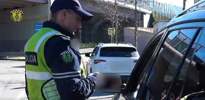 Drejtoria e policisë rrugore: Paguani gjobat e makinave, ndryshe makina bllokohet!