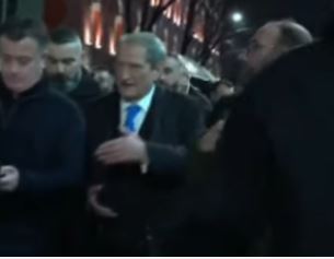 Çfarë i ndodhi? Berisha ‘braktis’ protestuesit, largohet me ‘urgjencë’