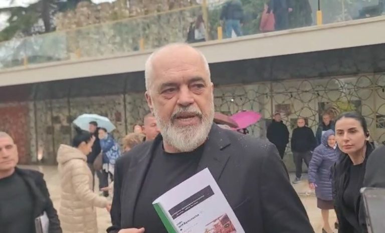 “Rama ik”/ Banorët në Durrës presin me protestë kryeministrin, policia shoqëron disa persona