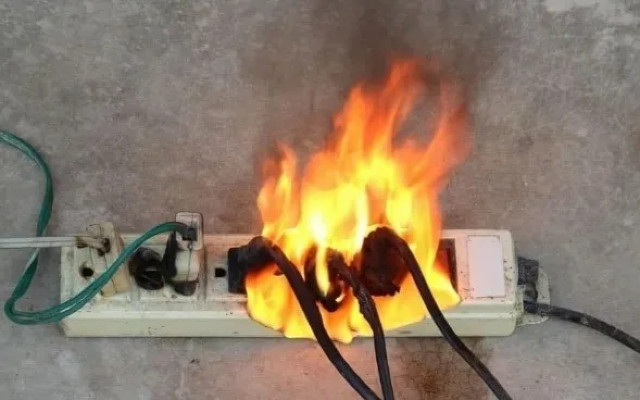 Keto 4 pajisje shtëpiake nuk duhet ti lidhni kurrë me një prizë zgjatuese treshe