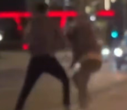 Kërcasin grushtat në rrugët e kryeqytetit si në ring të boksit (VIDEO)