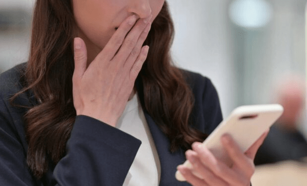 Gruaja nga Korça hap telefonin e burrit, TR*NDITET me fotot qe shikon aty