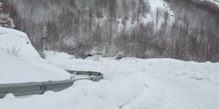 VIDEO/ Moti i keq! Dëbora arrin deri në 1 metër, situatë e vështirë në…