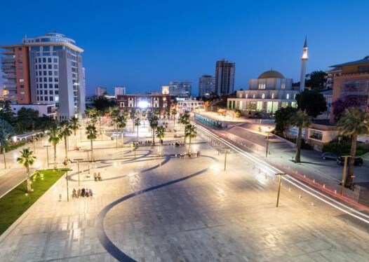 Dyshonte se bashkeshorti e tradhtonte dhe e ndjek nga pas per dy dite rresht, gruaja nga Durrësi tro*ditet nga ajo qe zbulon