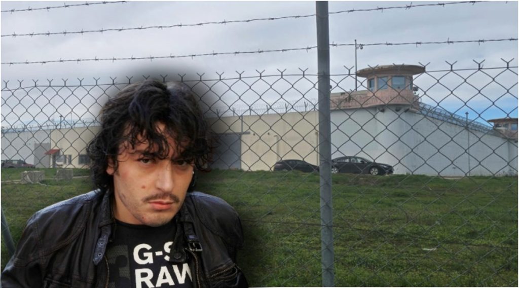 FBI-ja greke bastis burgun e Domokos, gjenden celularë dhe th*ka në qelitë e Alket Rizait dhe “Sandrit”!