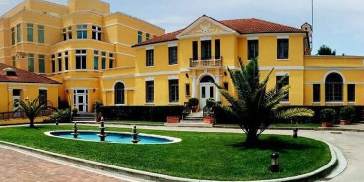 Ambasada e SHBA në Tiranë lëshon alarm sigurie: Ndalon personelin të frekuentojë katër lokale në kryeqytet