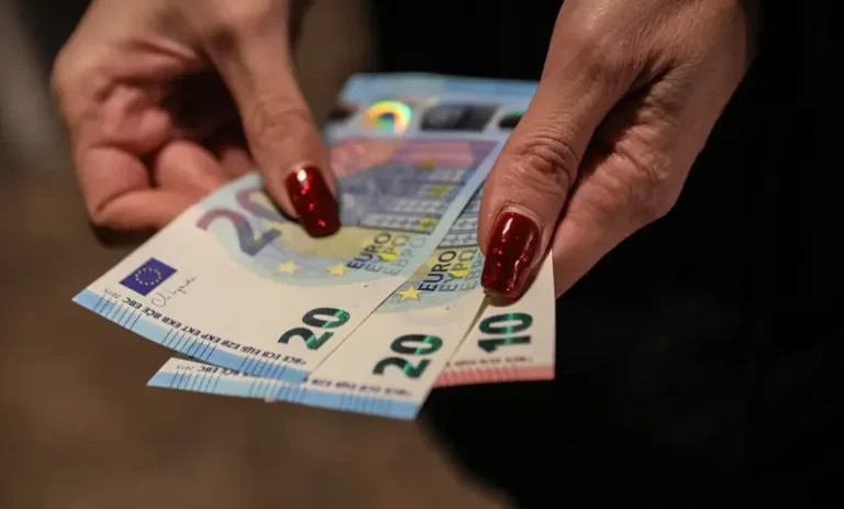 Çfarë po ndodh sot me monedhat e huaja? Ja me sa po blihen dhe shiten dollari dhe euro