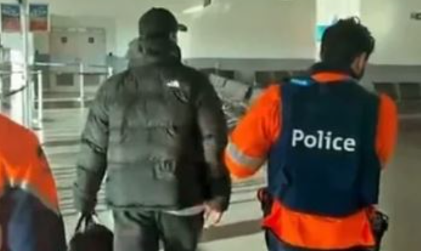Çfarë ndodhi? Reperi i njohur shqiptar shoqërohet nga policia në aeroport, ja arsyeja