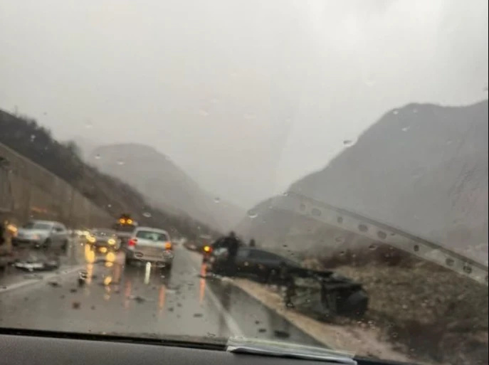 Aksident i frikshëm në vend! Kamioni përpIas makinën, mjeti ndahet në dysh, disa persona të…