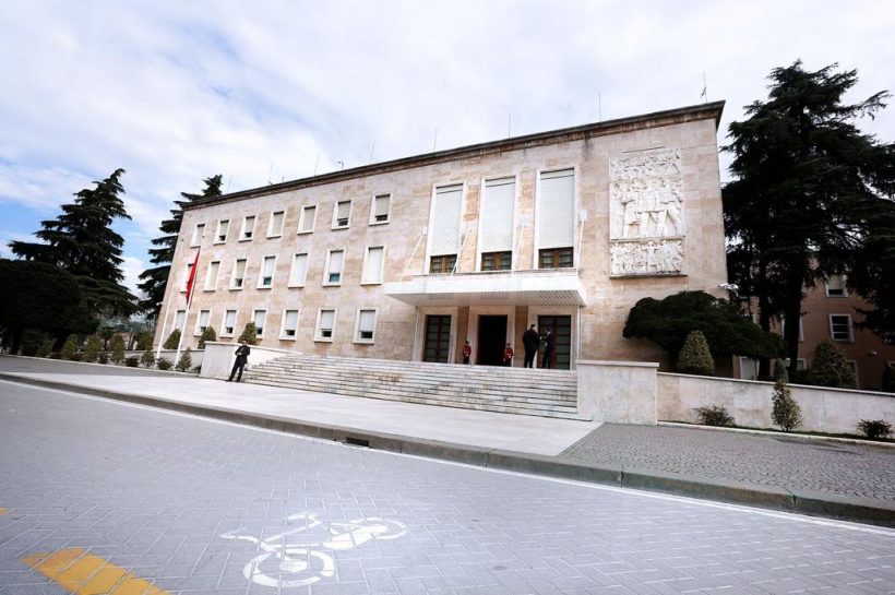 Vendimi i qeverisë: Rriten pagat në pushtetin vendor, ja kufijtë e rinj për administratën në bashki