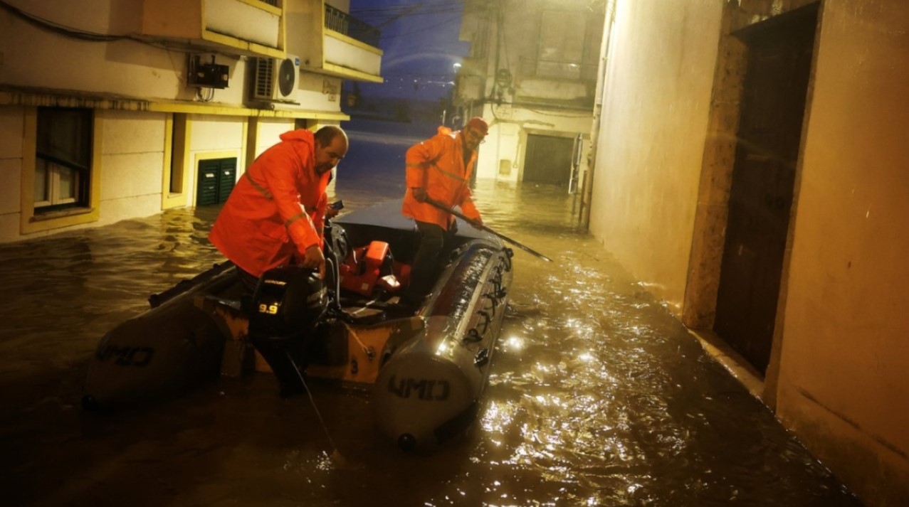 Përmbytje dhe stuhitë e njëpasnjëshme! 16 të vd*kur në Portugali, një çift i moshuar i zhdukur