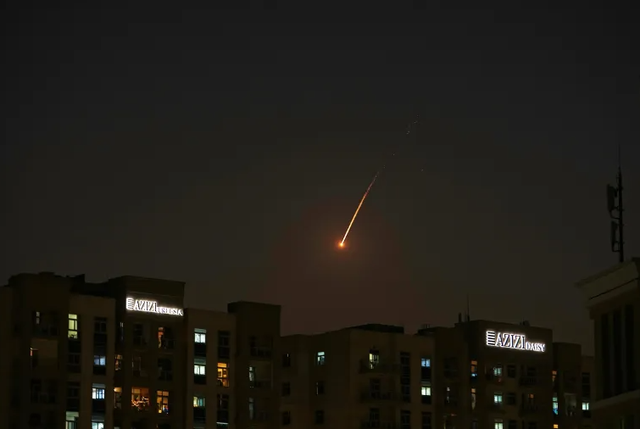 Sulmi i Iranit/ Shikoni si raketat godasin në Dubai (Video)