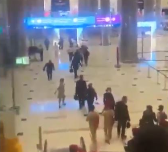 Irani sulmon aeroporti që është i mbushur me shqiptarë, udhëtarët largohen me vrap/ VIDEO
