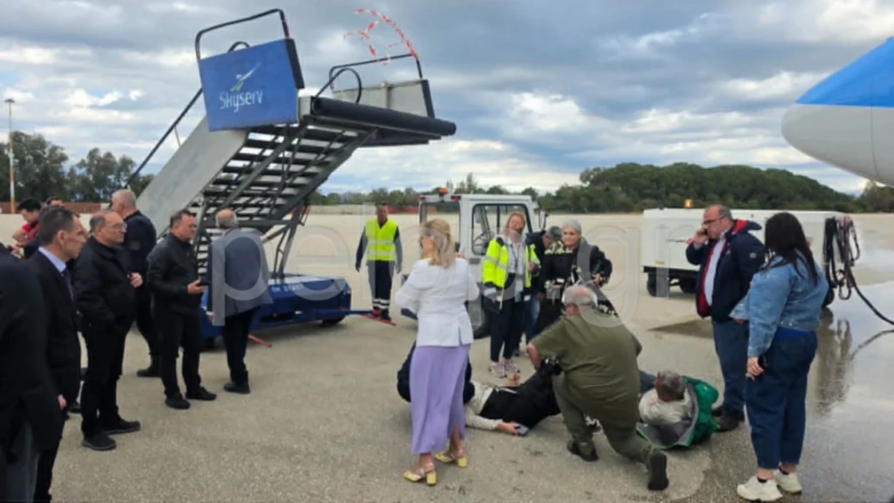 Incident i RËNDË në aeroport! Momenti kur shemben shkallët e avionit, disa të lënduar (Video)