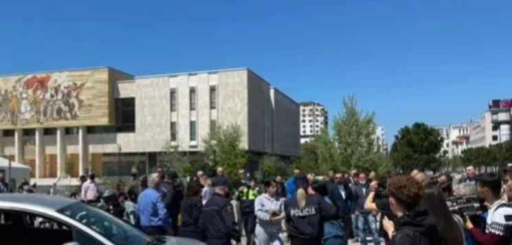Makina pa targa futet me shpejtësi në sheshin “Skënderbej”, rrezikohen qytetarët