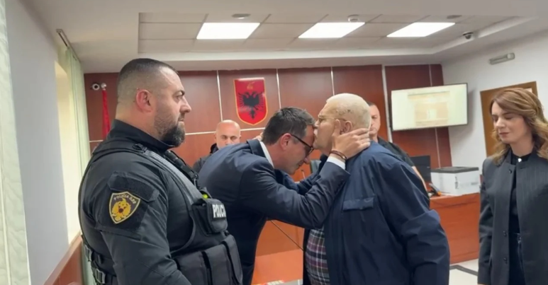 “Ç’të mbeti, vij e bëj unë”, Shkoi për të ndjekur gjyqin, aktori Robert Ndrenika puth në ballë Erion Veliajn