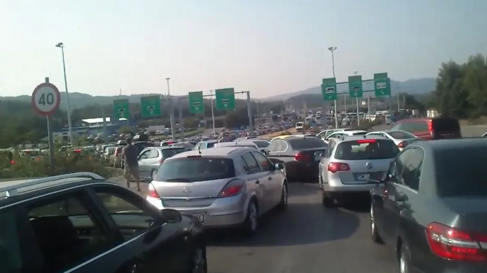 LAJM I RËNDËSISHËM për të gjithë ata që planifikojnë pushime në Greqi – Ja qfarë duhet të dini!