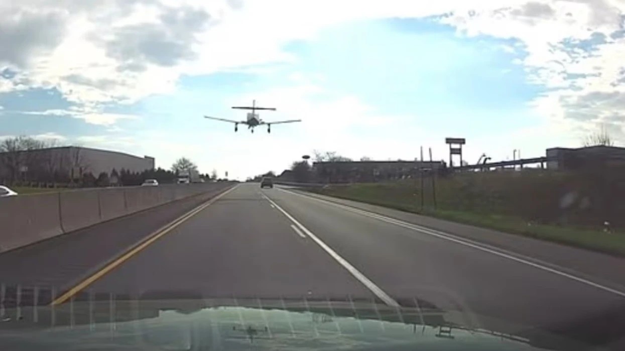 Shikoni pamjet nga momenti kur piloti bën ulje emergjente në mes të autostrades në SHBA..(VIDEO)