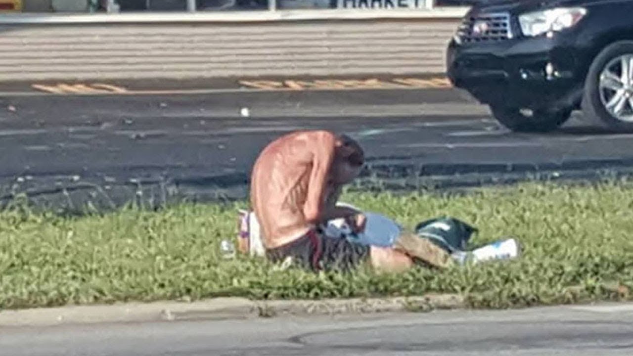 Pas 30 vitesh në rrugë, ky burrë i pastrehë zbuloi identitetin e tij të vërtetë falë një Polici…