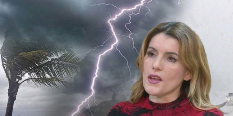 Vjen paralajmërimi, shi e stuhi, parashikimi i motit për këtë fundjavë