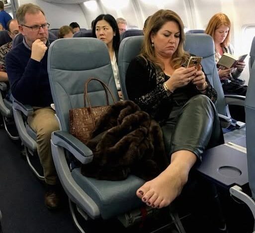 The Entitled Airplane Passenger Thought She Stole My Wedding Ring—Until My 10-Year-Old Daughter Pulled This Out of Her Backpack